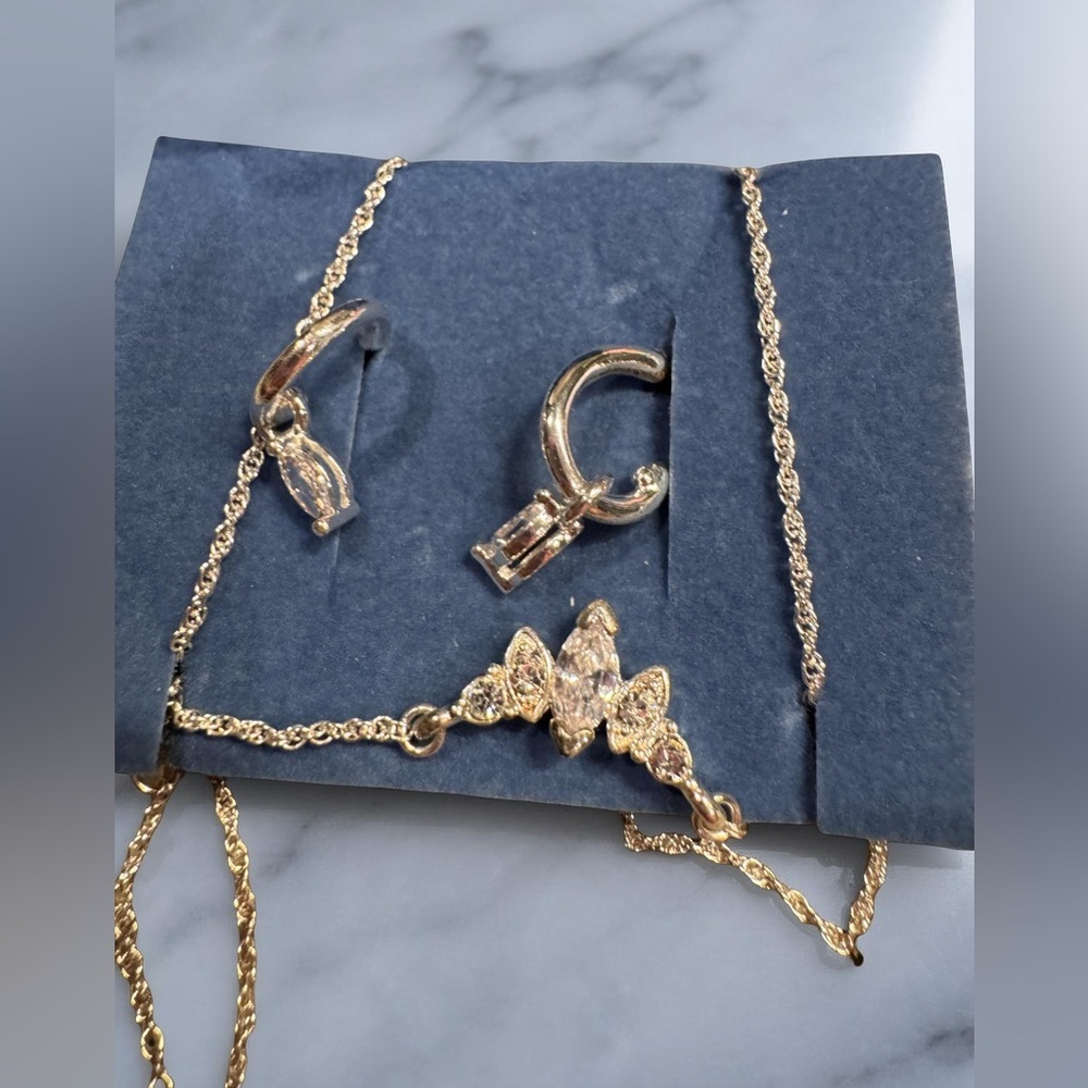 Vintage AVON Elegant Gold Jewelry Set earrings & necklace set IN BOX